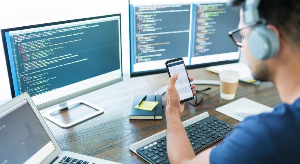 Yazılım geliştirme Eğitim paketi Programlama dilleri Veritabanı yönetimi Uygulamalı eğitim İleri seviye konular Python,C#,Java, MSSQL Server, Arduino Robotik Programlama, Front End, Back End, React Native Mobil Uygulama, Flutter Mobil Uygulama, Unity Oyun Programlama, Yapay Zeka, Big Data Datascience, Siber Güvenlik, MS SQL Server ile İş Zekası