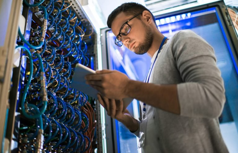 Network uzmanlığı kursu CCNA HUAWEI HP Ağ sistemleri Kablosuz ağlar Ağ güvenliği Ağ tasarımı IP protokolleri Yönlendirme Ağ performansı Pratik bilgi Pratik beceriler Çevrimiçi eğitim Yüz yüze eğitim Network teknolojileri Ağ yönetimi Ağ bakımı İş fırsatları Kariyer fırsatları